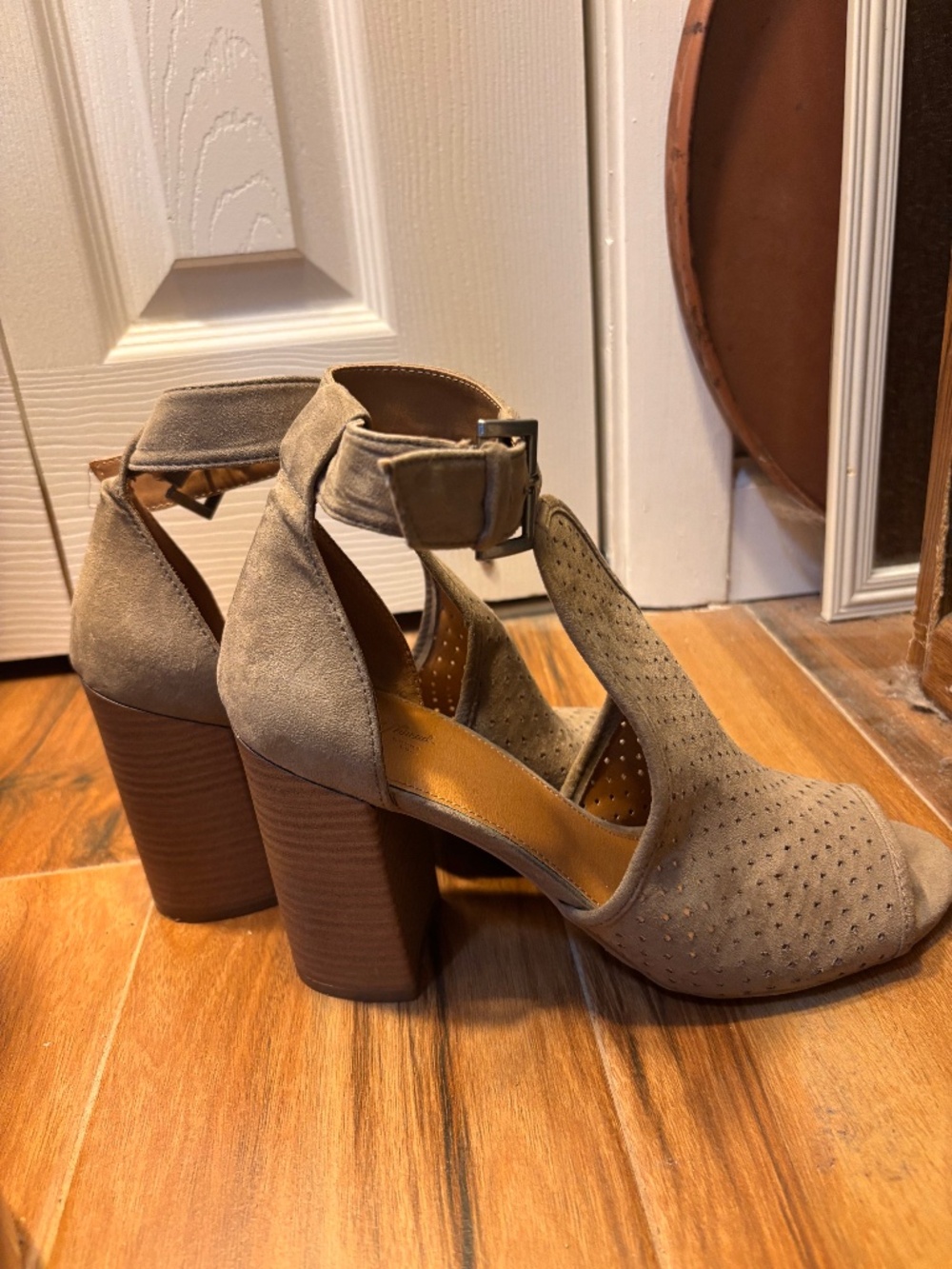 Universal Thread Taupe Block heels